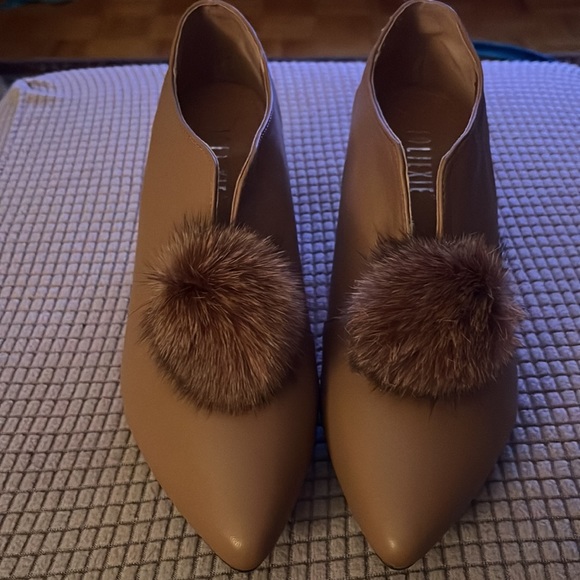 Tan shoes, immitation leather, decorative fur pom-poms - Picture 4 of 6